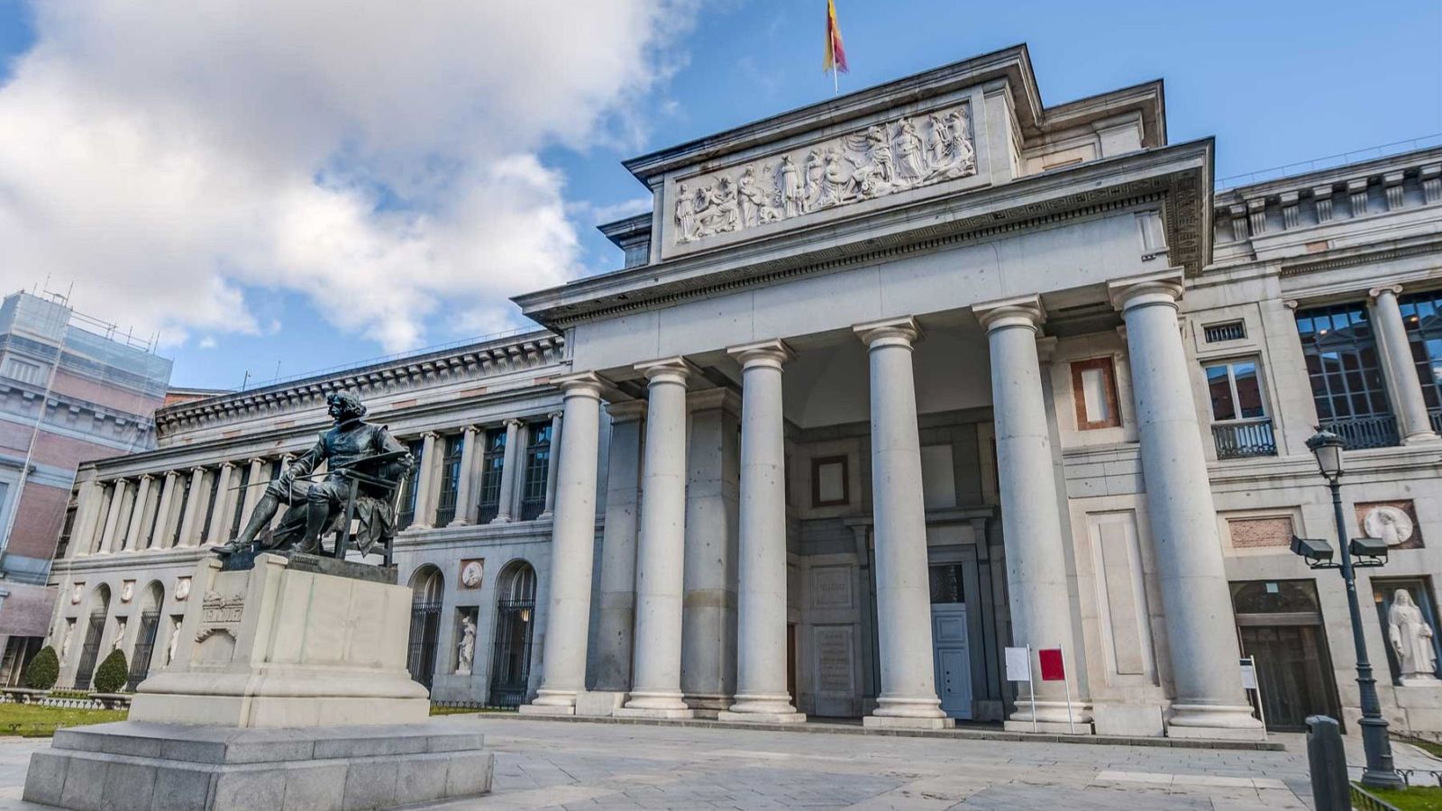 El Museo del Prado pinta su galería central de azul - Telediario 2 | Ver