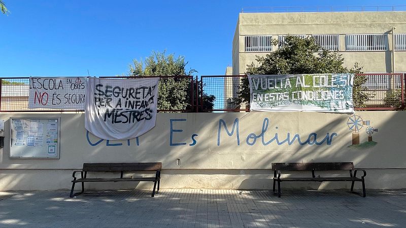 Familias en huelga por un profesor condenado por acoso | Ver