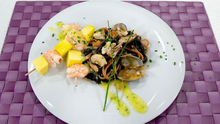 RTVE Cocina - Spaguetti negro con brochetas
