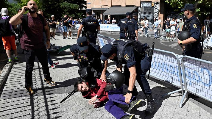 Telediario 2 - En libertad los detenidos por invadir el recorrido de la Vuelta en Valladolid