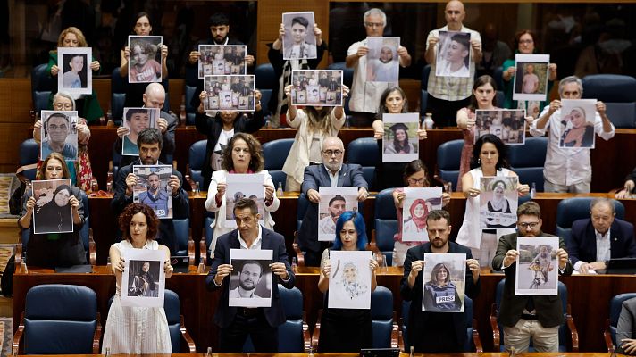 La hora de La 1 - Más Madrid muestra fotos de asesinados en Gaza en la Asamblea  y acusa a Ayuso de "seguir legitimando el genocidio"
