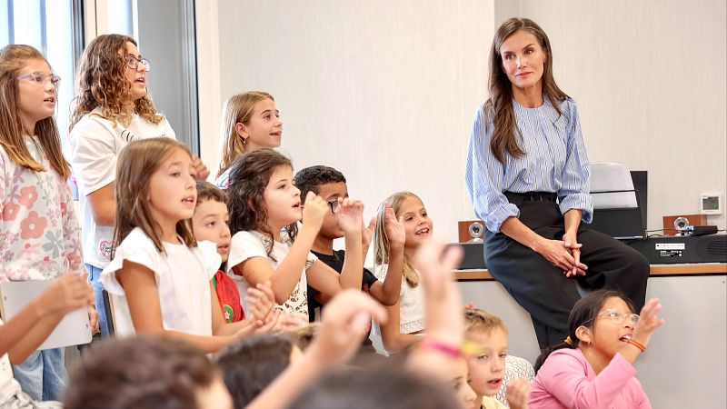 La reina Letizia inaugura el curso escolar en Rincón de Soto - Informativo 24h | Ver