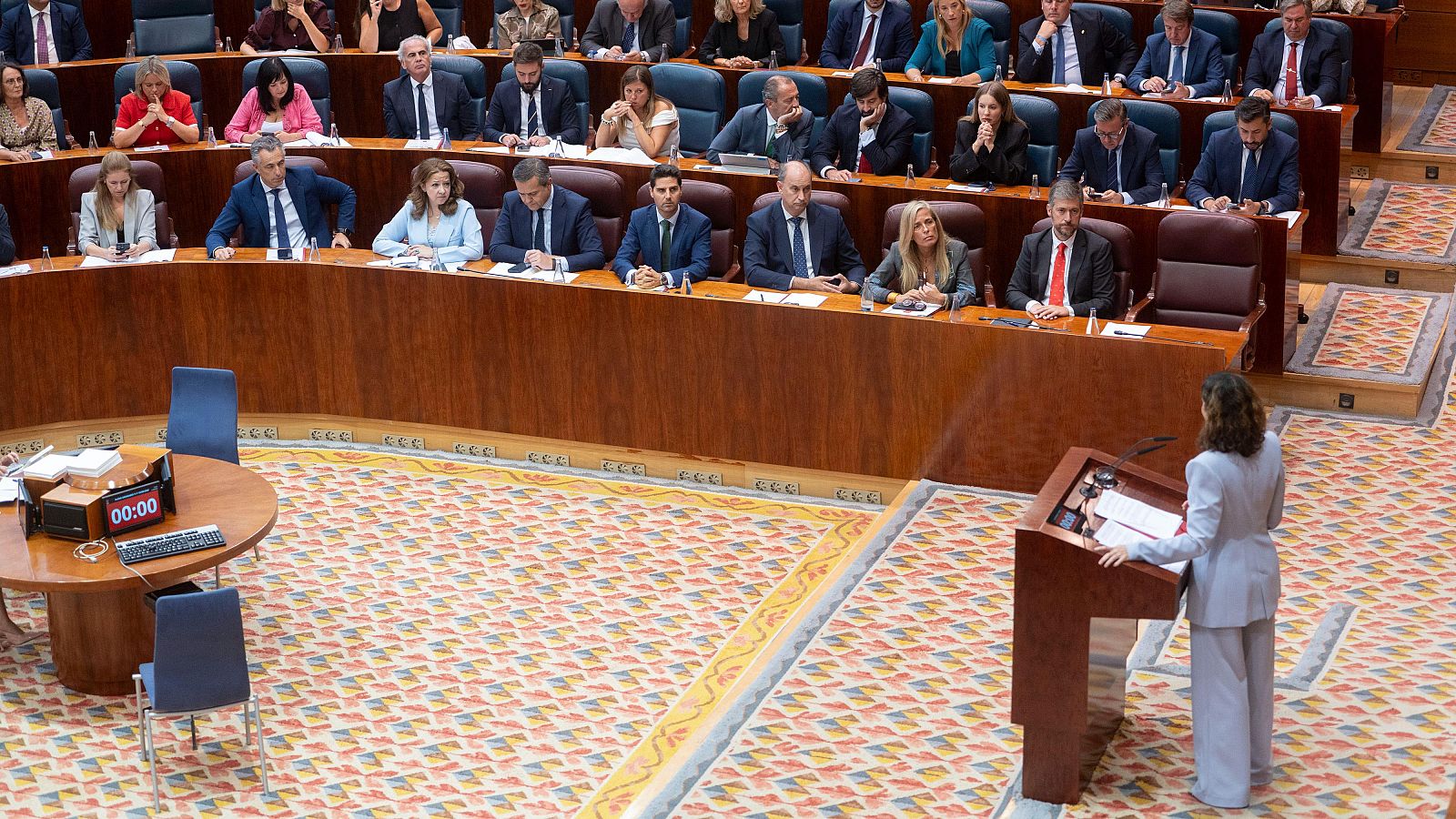 Ayuso censura que la izquierda le diga con quién "puede salir" | Ver