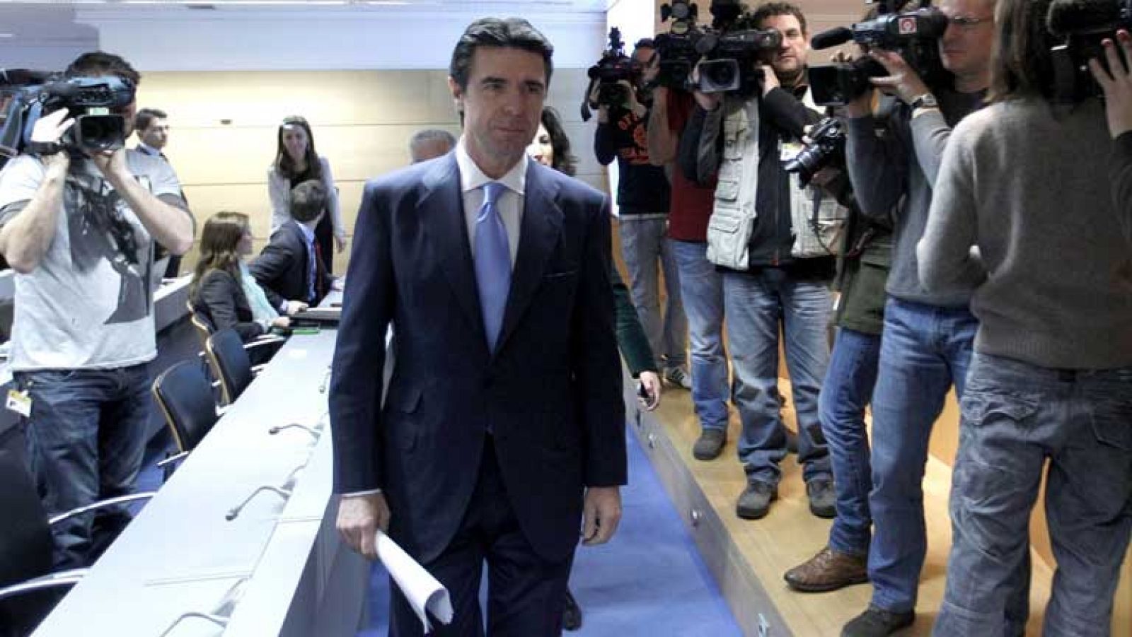 Soria aparca el recargo por tramos del recibo de la luz - Informativo 24h | Ver