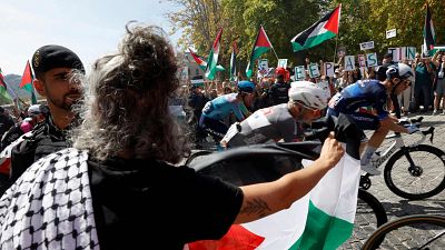 Protestas propalestinas obligan a variar el recorrido de la Vuelta a España en la sierra de Madrid