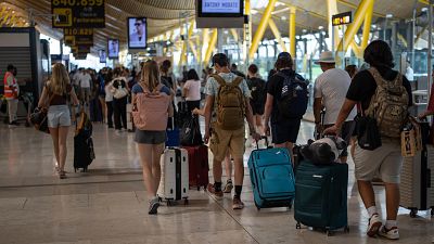 La huelga del personal de seguridad en el aeropuerto de Barajas en Madrid deja una maana de largas colas y retrasos