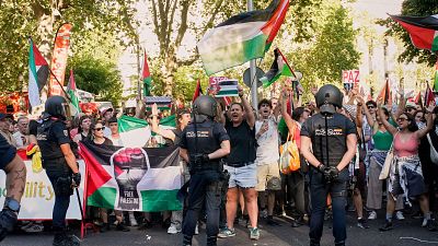 El pelotón de la Vuelta se detiene ante las protestas propalestinas en Madrid