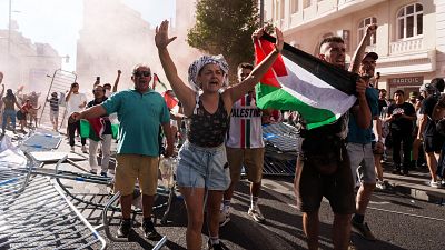 Un grupo de manifestantes propalestinos rompe el vallado e irrumpe en la Gran Vía