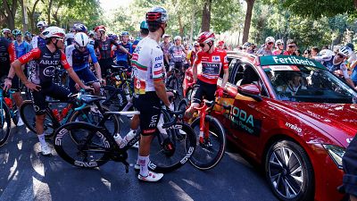 As fue el momento en el que los manifestantes cortan la calle en Madrid y provocan la suspensin de La Vuelta