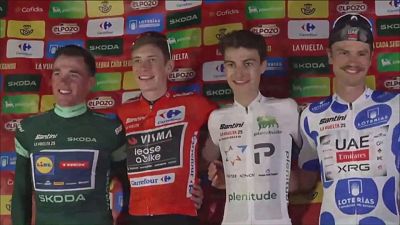 Vingegaard recibe su maillot rojo en un podio improvisado