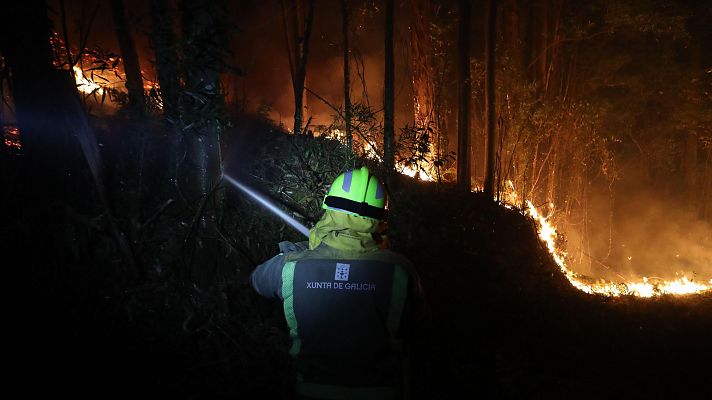 Informativo 24h - Trasladan al hospital a los cinco brigadistas heridos en el incendio de Barreiros