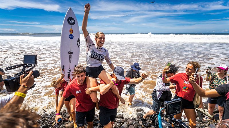 El abrazo de Janire Gonz�lez-Etxabarri con su hermana en el Mundial de surf - Surf | Ver