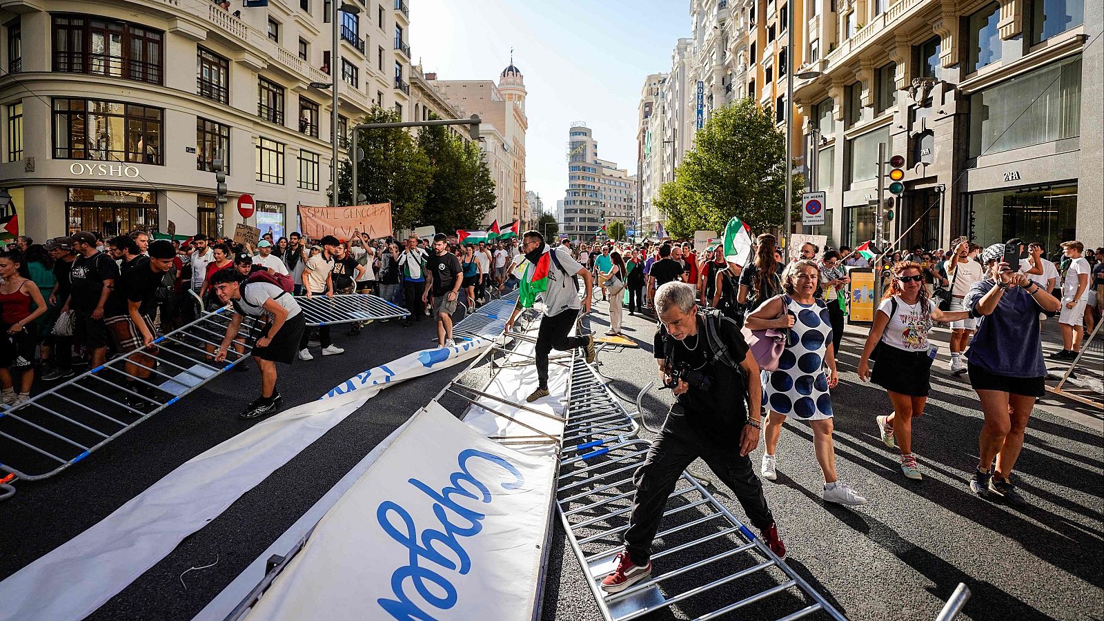 Así fueron los cortes de las calles en Madrid que frenaron la Vuelta - Telediario 1 | Ver