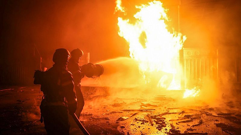 La guerra de drones entre Rusia y Ucrania no cesa mientras se intensifican los movimientos en el frente