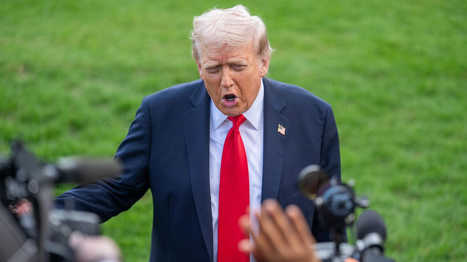 Trump amenaza con deportar a quienes aplaudan el asesinato de Kirk - Telediario 2 | Ver