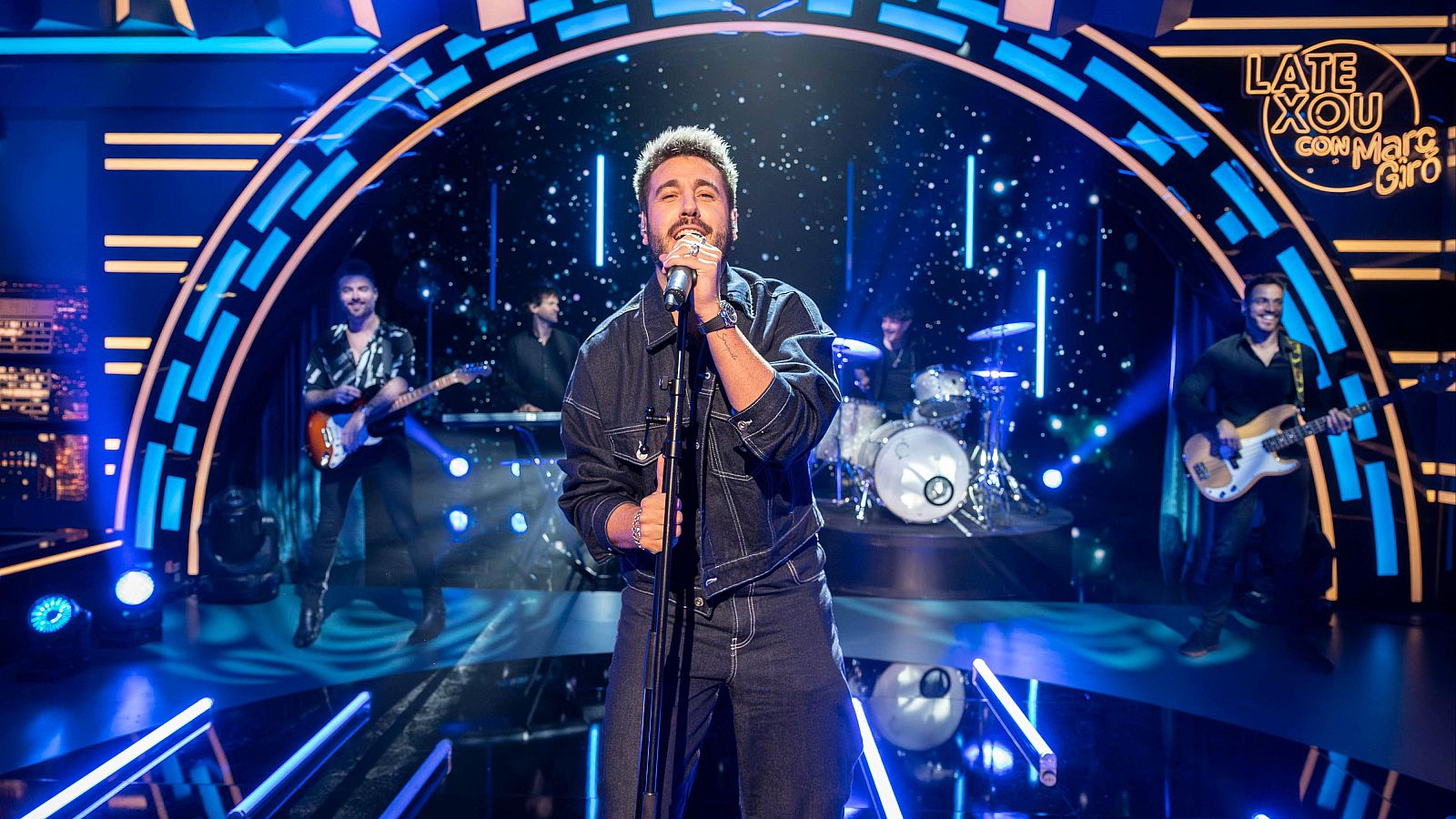 Antonio José canta "Patas arriba el hotel" - VER AHORA | Ver