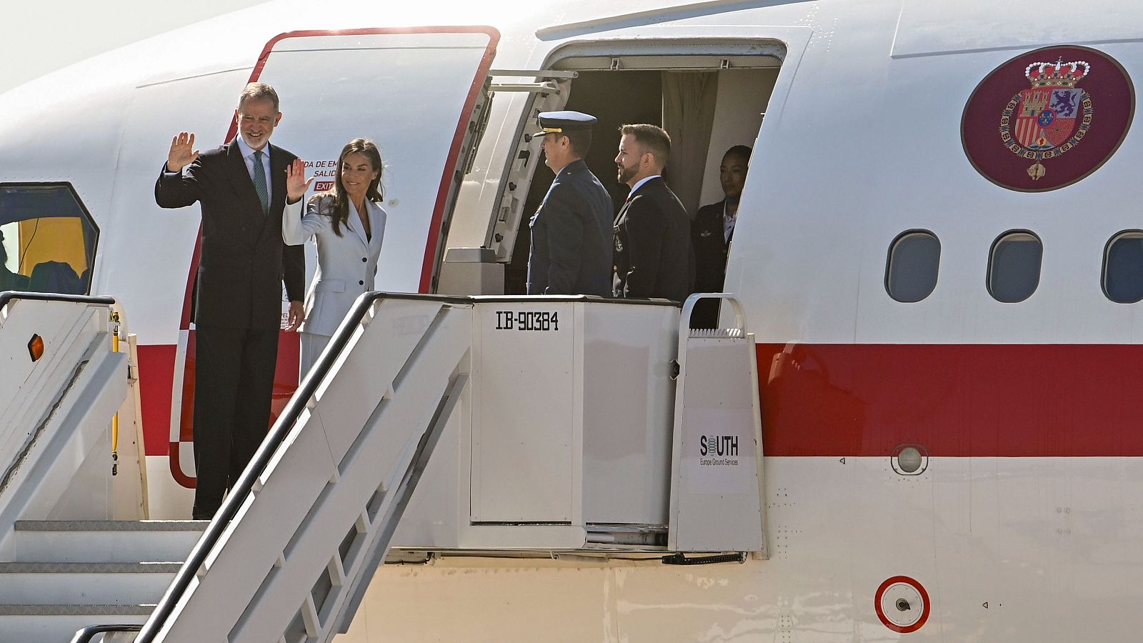 Los reyes, despedidos en el Aeropuerto de Barajas antes de iniciar su viaje a Egipto - Informativo 24h | Ver