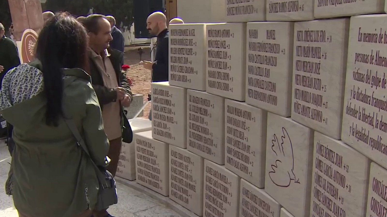 Homenaje a las víctimas del franquismo en el cementerio de Almendralejo (Badajoz) | Ver ahora