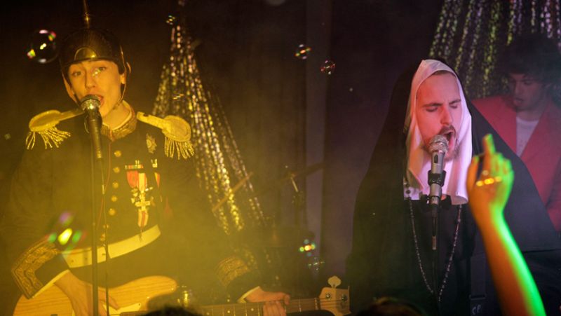 Cuéntame cómo pasó - Josete y Marcelo revolucionan el FlyBar con "Superamor" (Cap. 237)