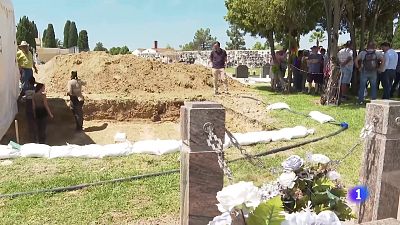 Homenaje y excavaciones en la fosa del cementerio de Huelva | Ver ahora