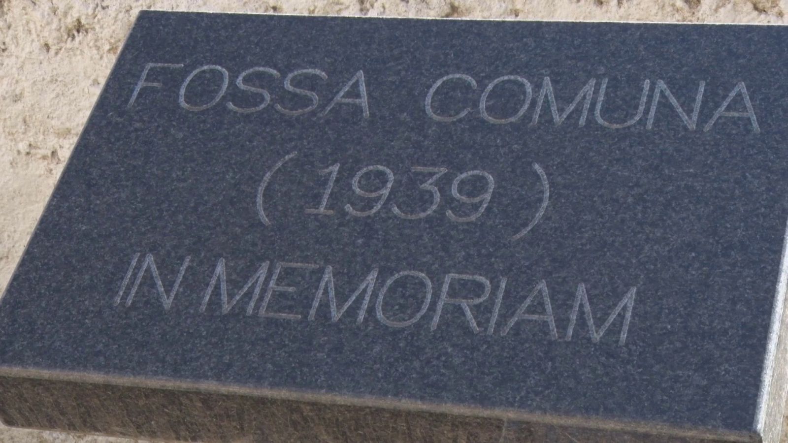 Placa en recuerdo a la fosa del cementerio de Salomó (Tarragona) | Ver ahora