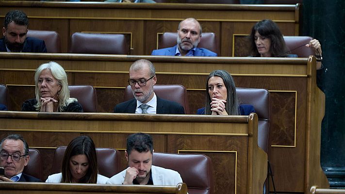 Telediario 1 - El Gobierno contempla que las comunidades atiendan en sus lenguas cooficiales y Junts insiste: "Será en toda España"