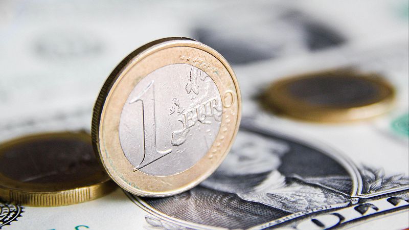 El dólar débil frente al euro favorece a España en las importaciones y a la hora de viajar