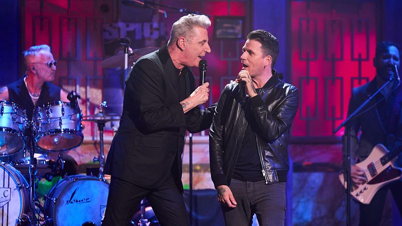 La Revuelta | Loquillo y Dani Martín cantan "Feo, fuerte y formal"