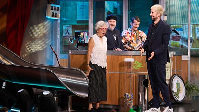 Maripaz se tira por el tobogán con 83 años