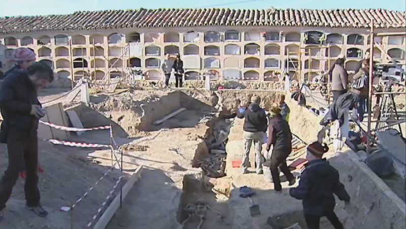 Exhumación de la fosa en el cementerio de Magallón, en Zaragoza | Ver ahora