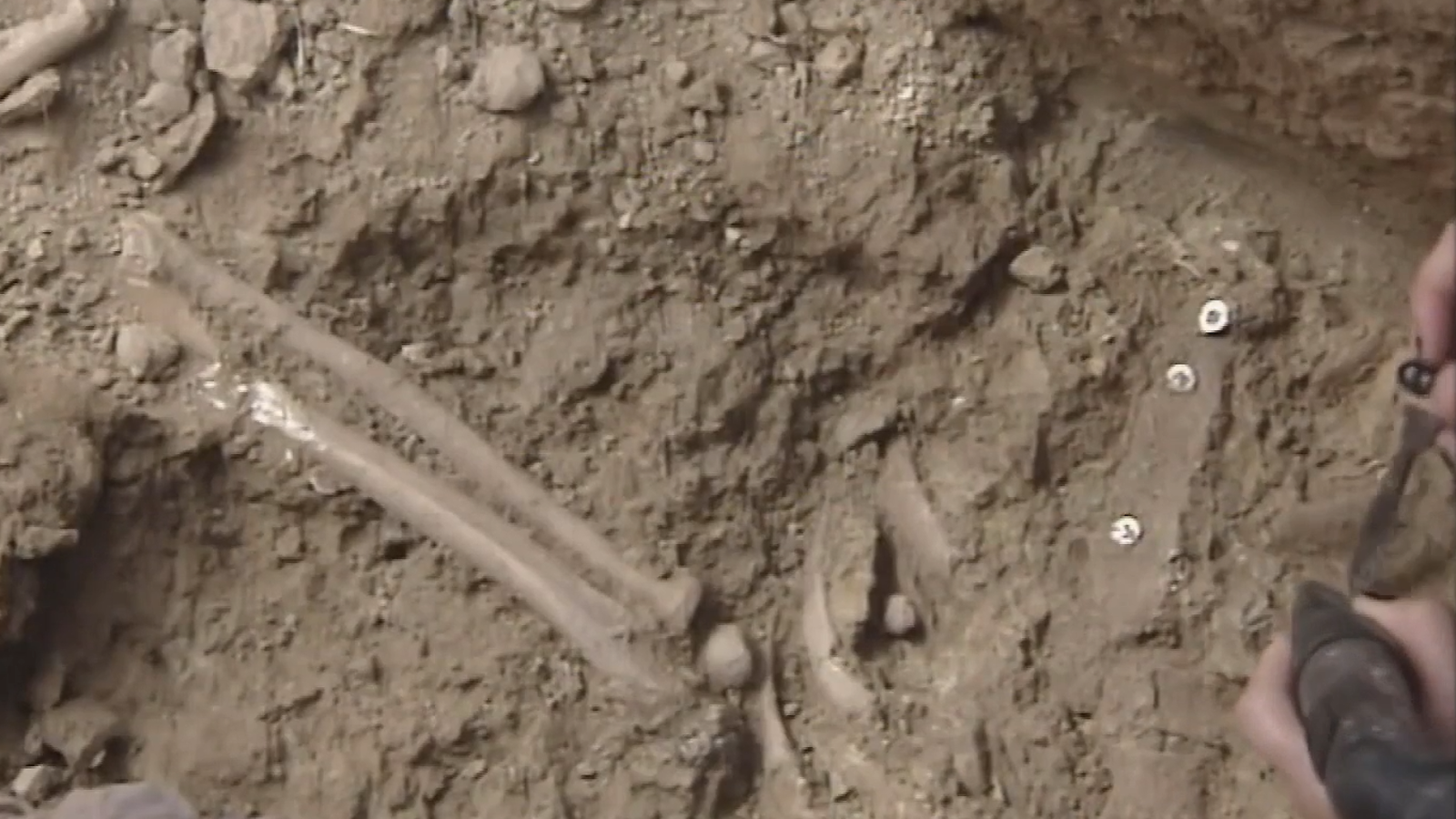 Exhumación de doce asesinados en 1936 en una fosa común de Agüero, Huesca | Ver ahora