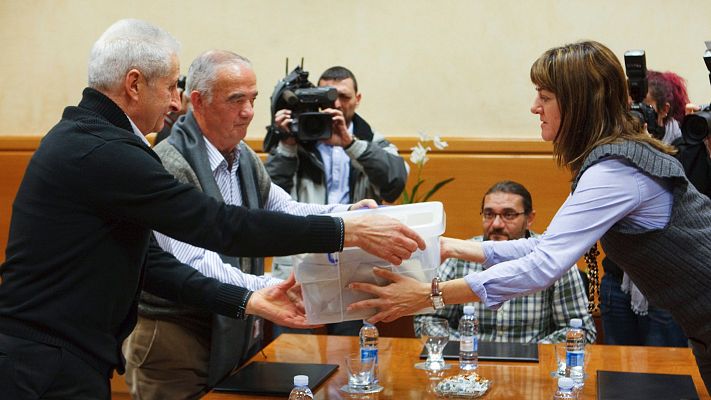 Telenorte - País Vasco - Entrega de restos exhumados de la fosa del Puerto de La Tejera (Erriberagoitia, Araba / Álava)