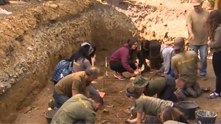 Telenavarra - Exhumación de la fosa del Puente de Arletas de Burutáin (Anué, Navarra)