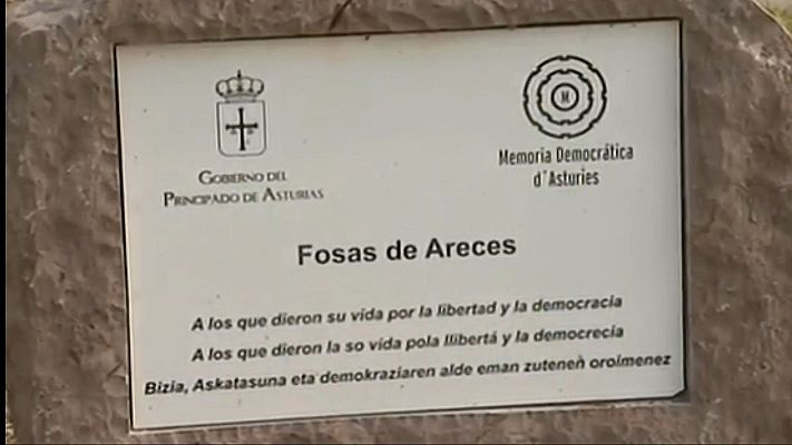 Panorama Regional - Placa en El Pradón de los Vascos en Areces (Asturias)