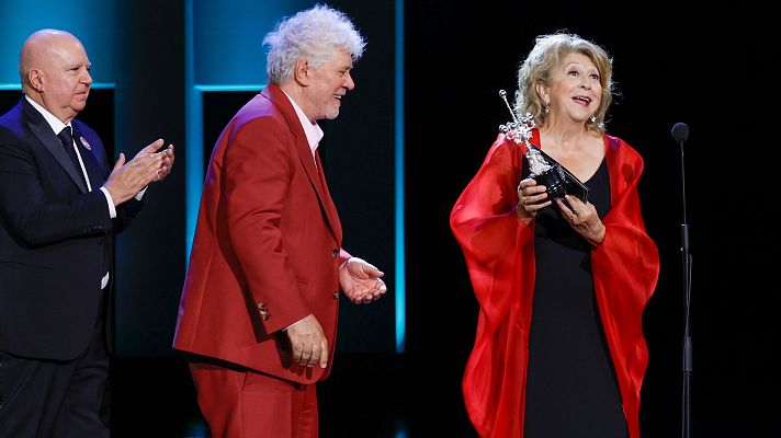 La productora Esther García recibe el premio Donostia de manos del director Pedro Almodóvar