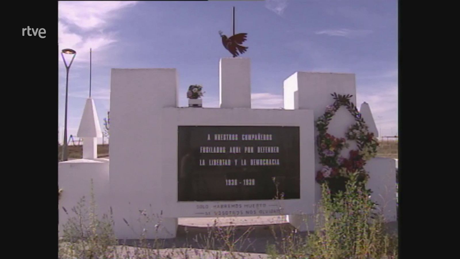 Monumentos y placas en la fosa de Pozos de Caudé (Teruel) | Ver ahora