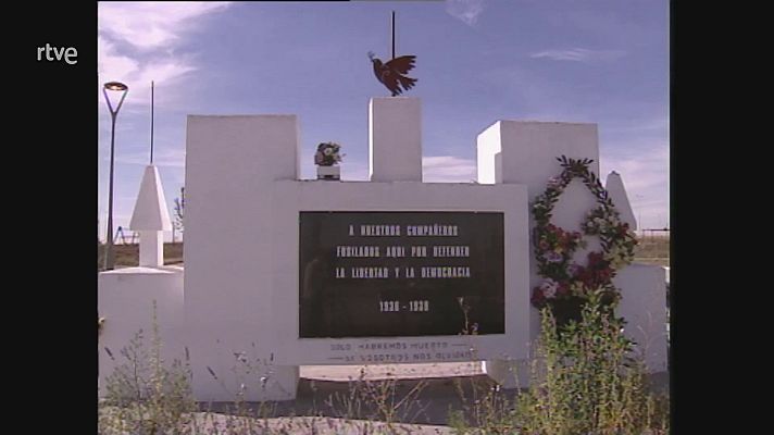 Modo Digital - Monumentos y placas en la fosa de Pozos de Caudé (Teruel)