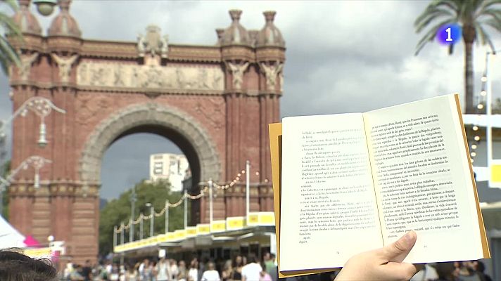 L'Informatiu - Afamats lectors omplen el passeig Lluís Companys de Barcelona