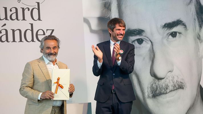 El ministro de Cultura, Ernest Urtasun, hace entrega del Premio Nacional de Cinematografía 2025 al actor Eduard Fernández