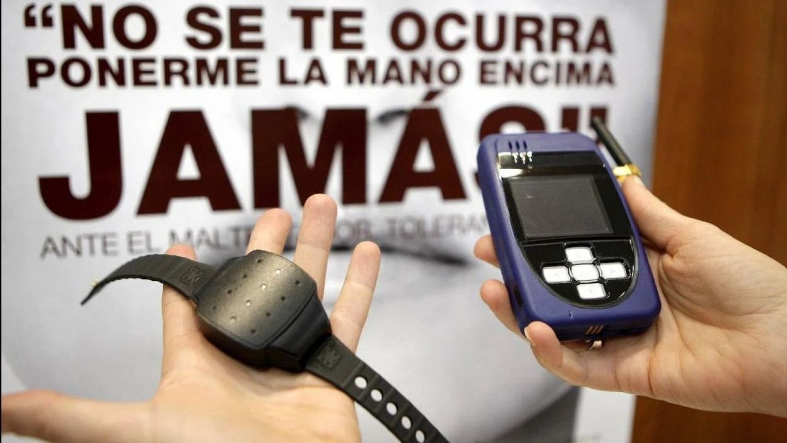 Las víctimas exigen al Gobierno información sobre las pulseras | Ver