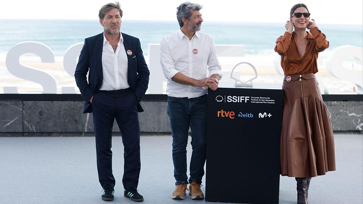 El director Alberto Rodríguez posa junto a los actores Antonio de la Torre y Bárbara Lennie