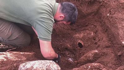 Exhumaci�n de la fosa del paraje de la Manga de Villaluenga (Benaocaz, C�diz) | Ver ahora