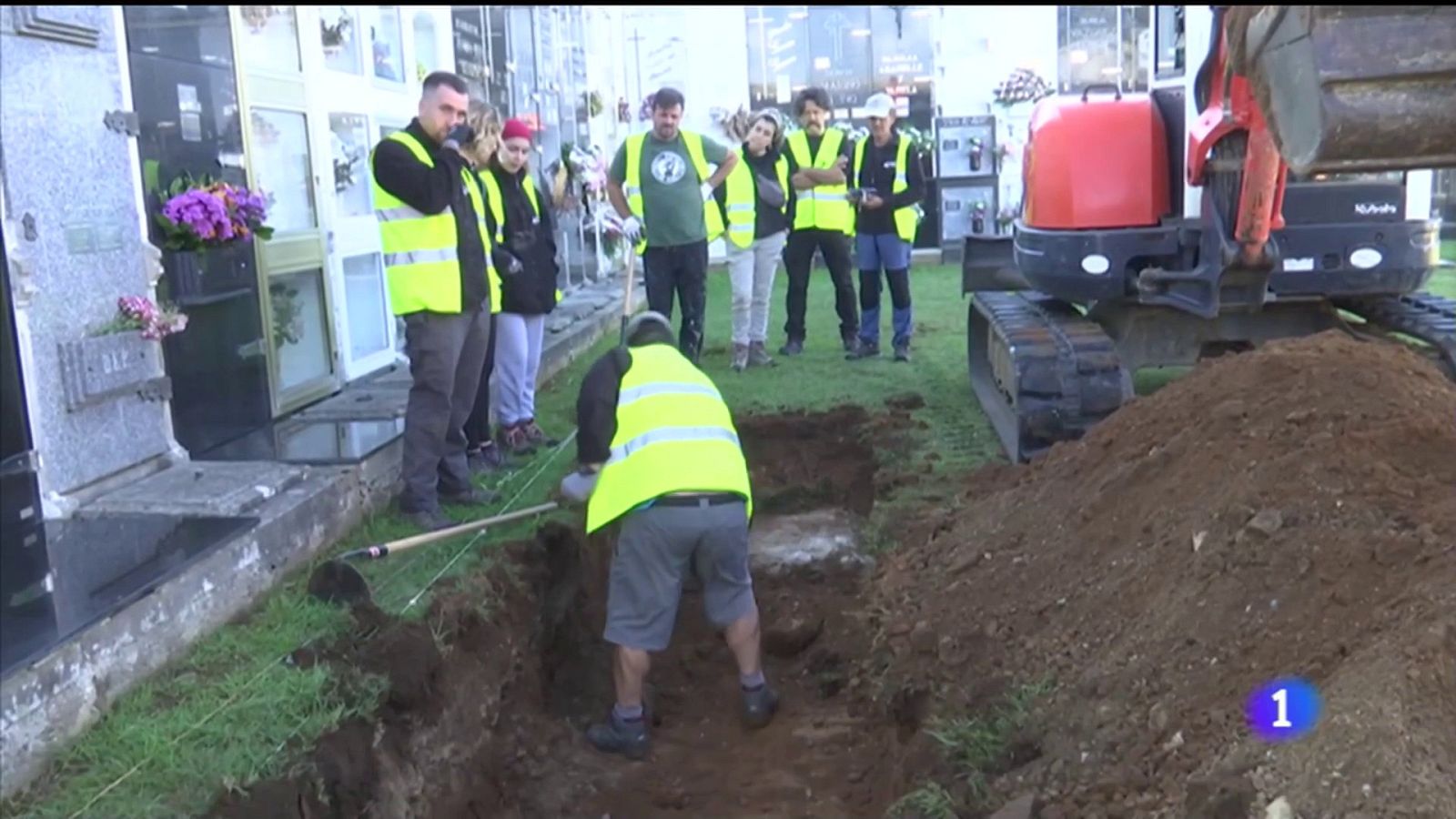 Fosa en el cementerio de Santa María de Bértoa (Carballo, A Coruña) | Ver ahora