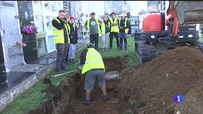 Fosa en el cementerio de Santa Mar�a de B�rtoa (Carballo, A Coru�a) | Ver ahora