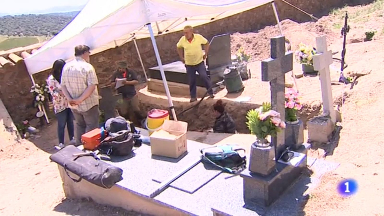Exhumación de una fosa en el cementerio de Pomer (Zaragoza) | Ver ahora