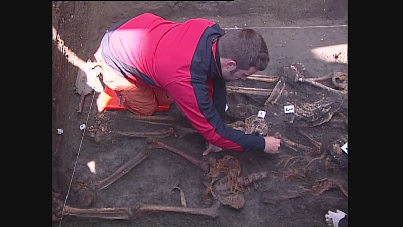 Exhumación de cadáveres en el cementerio de Altable (Burgos) | Ver ahora