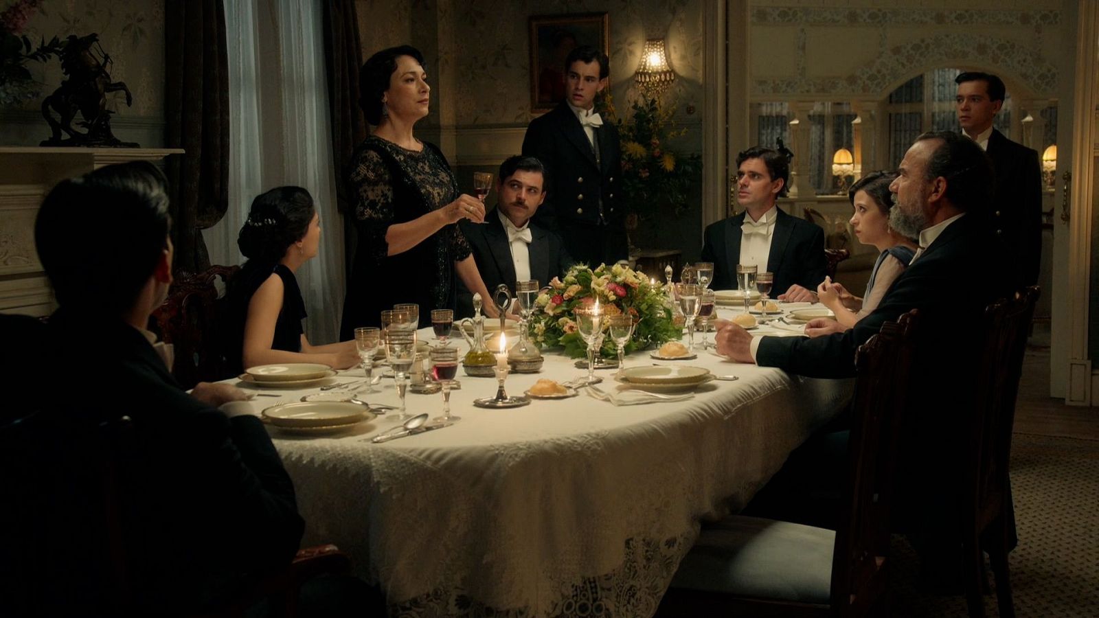 La Promesa - Leocadia anuncia el compromiso de Ángela con Lorenzo - La promesa | Ver