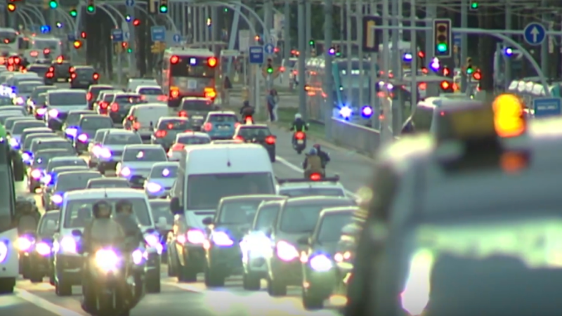 La movilidad urbana, atascada por un aumento del 20% de los vehículos | Ver