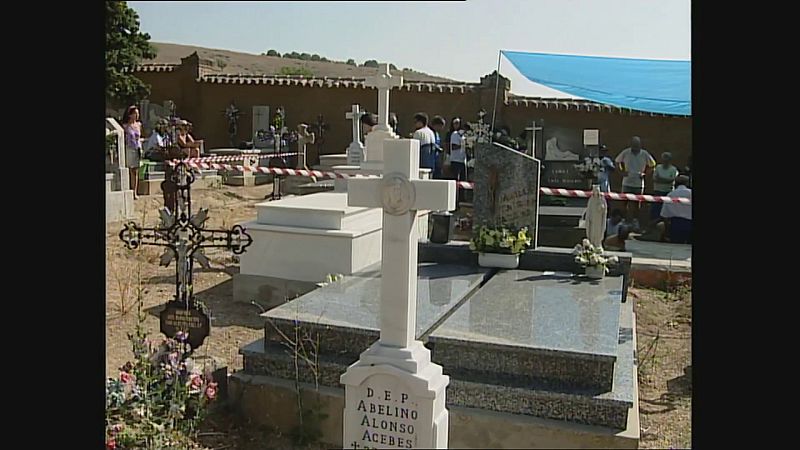 Trabajos en la fosa del cementerio Santo Tomás (Benegiles, Zamora) | Ver ahora