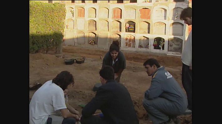 Fue noticia en el Archivo de RTVE - Exhumación de una fosa común en Olesa de Montserrat (Barcelona)